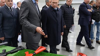 «بوتين» يمزح مع عامل ويقلد وجهه المتجهم والعابث