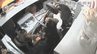 بلطجية يعتدون بالضرب على عامل صالة البولينج (فيديو)