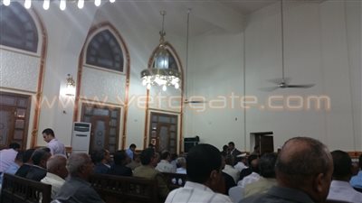 بالصور.. محافظ البحر الأحمر يتلقى عزاء والدته بمسجد الميناء في الغردقة