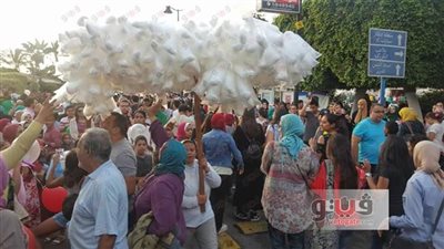 بالصور.. أعضاء «سموحة» يوزعون غزل البنات على الأطفال احتفالا بالعيد