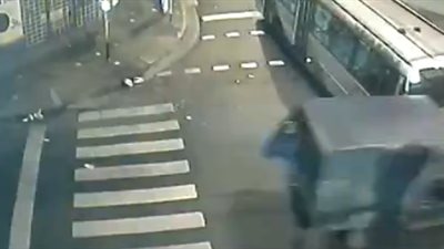 بالفيديو.. لحظة وفاة رجل بعد سقوطه من حافلة اصطدمت بشاحنة