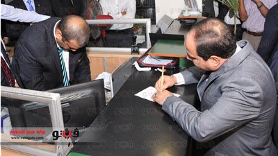 بالفيديو والصور..السيسي يتبرع لصندوق 