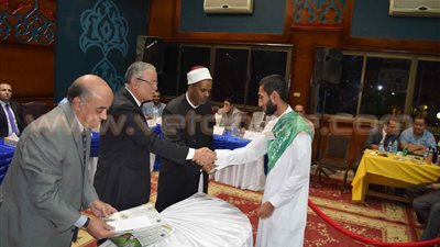 محافظ المنيا يكرم 32 من حفظة القرآن الكريم بالشبان المسلمين