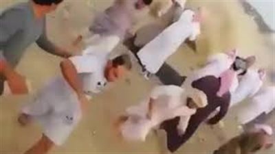 انقلاب سيارة ودهسها سائقها بعمان (فيديو)