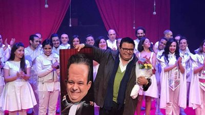 خالد جلال يحتفل بالليلة الـ100 للعرض المسرحي «سلم نفسك»