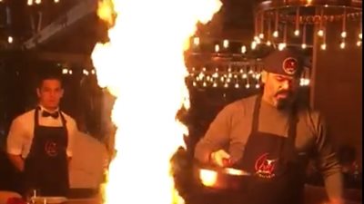 نهاية مروعة لطاهي يستعرض مهاراته في إعداد الطعام أمام الزبائن (فيديو)