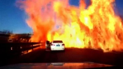 لحظة اندلاع النيران في شاحنة غاز طبيعي على طريق سريع (صور)