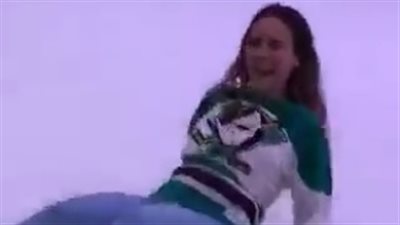 فتاة تتعرض لسقوط مروع أثناء تزلجها (فيديو)