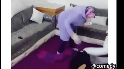 رد فعل أم استفزها ابنها في محادثة بالموبايل (فيديو)