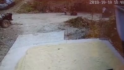 سائق متهور يسحق طفلا تحت عجلات رافعته (فيديو)