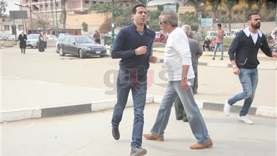 محمد فراج يركض للمشاركة في حمل جثمان والدة تامر حبيب (صور)