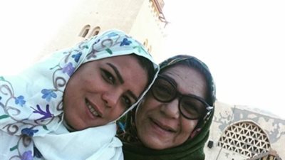 ناهد السباعي تؤدي صلاة العيد برفقة والدتها في الجونة