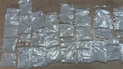 ضبط خليجي حاول تهريب كميات من الألماس بمطار القاهرة | صور