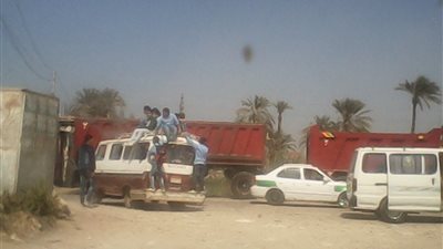 غياب الرقابة على الطرق الفرعية بالفيوم يهدد بكارثة (صور)