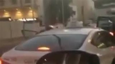 لحظة اعتداء شاب على سائق «تاكسي» بجدة (فيديو)