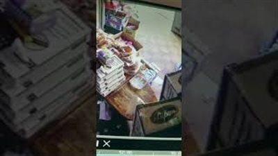 لحظة سرقة رجل عجوز سوبر ماركت في وضح النهار (فيديو)