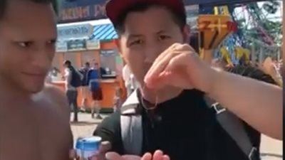 شاب يذهل المارة بخدع سحرية غير متوقعة (فيديو)