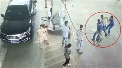 رجل غاضب يحاول إشعال حريق بمحطة وقود بعد مشاجرة عائلية (فيديو)