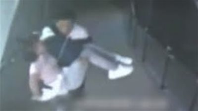 سيدة تبحث عن رجل نبيل ساعدها بعد فقدانها الوعي لمكافأته (فيديو)