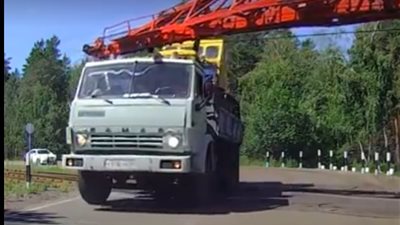 قطار يصدم شاحنة بسبب تهور سائقها (فيديو)