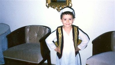 رامي يوسف بالجلباب في طفولته