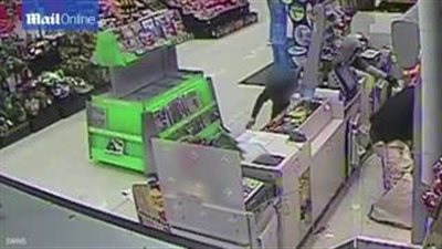 بالفيديو.. غباء لصوص يفقدهم غنيمة سرقة «سوبر ماركت»