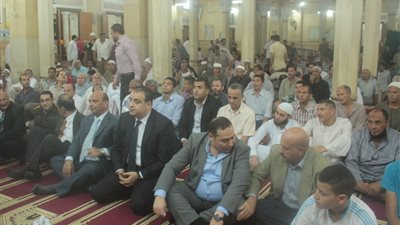 بالفيديو.. محافظ الفيوم يحتفل بـ«ليلة القدر» وسط حشد كبير من الأهالي