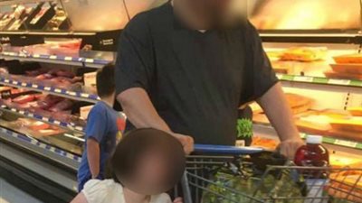 بالفيديو والصور.. أب يجر ابنته بعد ربط شعرها في عربة تسوق