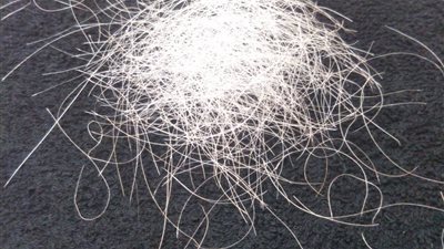 صالون متخصص في التخلص من الشعر الأبيض باليد للزبائن (صور)