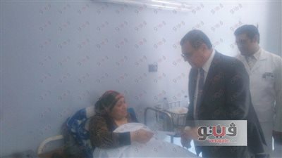 بالصور.. محافظ الفيوم يقدم هدايا العيد لمرضى المستشفى العام