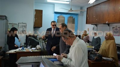 بالصور.. وزير القوى العاملة يفاجئ مكتب مجمع التحرير