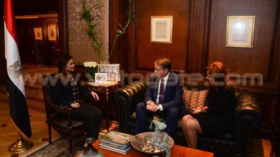 سحر نصر تبحث مع وزير نقل لاتفيا تمويل توريد وتصنيع 700 عربة قطار