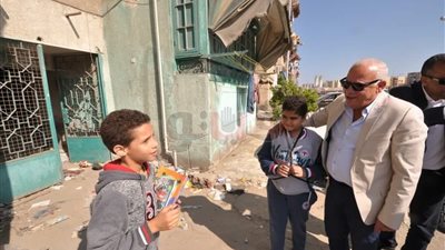 بالصور.. محافظ بورسعيد يمهل أصحاب الإشغالات بحي الضواحي أسبوعا