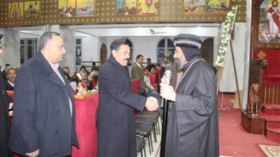 أسقف عام كناس الوادي الجديد يتلقى التهنة بعيد الميلاد المجيد