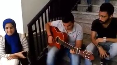 بالفيديو.. طلاب جامعة القناة يبدعون في غناء «آه لو لعبت يا زهر»