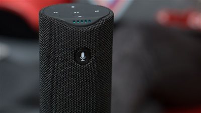 جوجل تعمل على جهاز مساعد صوتي ينافس أمازون