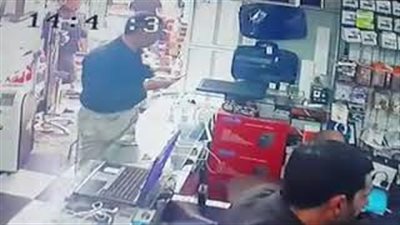 بالفيديو.. لحظة سرقة لص أنيق هاتف آيفون من داخل محل