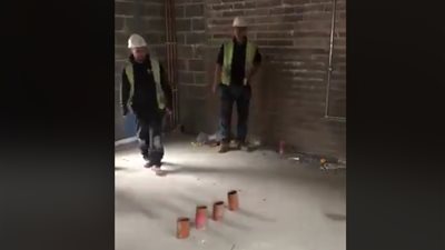 عمال ينفذون مقلبا مؤلما بصديقهم (فيديو)