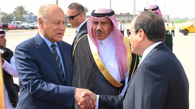 السيسي في الدمام.. يشارك في القمة العربية الـ29 غدا.. يبحث مع القادة القضية الفلسطينية والاعتداءات الإسرائيلية.. الهجوم الثلاثي على سوريا.. حماية الأمن العربي وتهديدات إيران