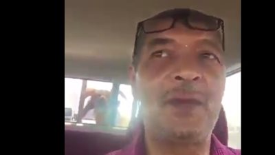 بالفيديو.. خروف «دماغه عالية» يستمتع بالتكييف