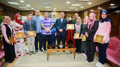 محافظ كفر الشيخ يكرم أوائل الدبلومات الفنية ويمنحهم مكافأة التميز