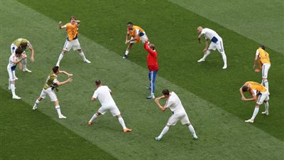 إحماء لاعبي روسيا قبل مباراة إسبانيا