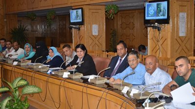 بالصور.. محافظ الإسماعيلية يناقش إنشاء جراج ومول تجاري