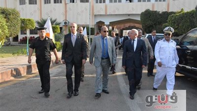 محافظ بورسعيد يتناول الإفطار مع الضباط والمجندين بمعسكر الأمن