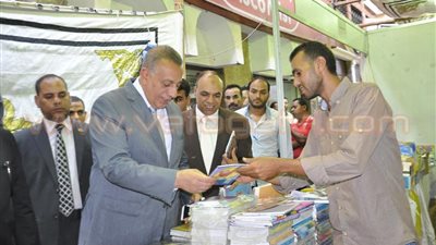 محافظ الجيزة ورئيس الغرفة التجارية يفتتحان معرض مستلزمات المدارس