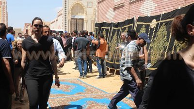 بالصور.. نجوم الرياضة يودعون طارق سليم بمقابر الواحات