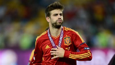 «بيكيه» يُعادل عدد مباريات «رءول» مع منتخب إسبانيا