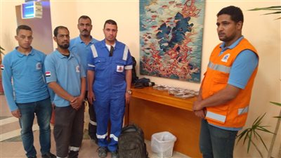 مسعف يعثر على 60 ألف جنيه ويسلمها لأهل المصابين بالغردقة (فيديو)