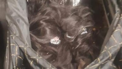 ضبط محاولتين لتهريب شعر طبيعي وهواتف محمولة بمطار القاهرة (صور)