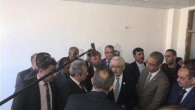 طلاب مدرسة الحديثة بسوهاج يستقبلون وزير التعليم بالأناشيد (فيديو)